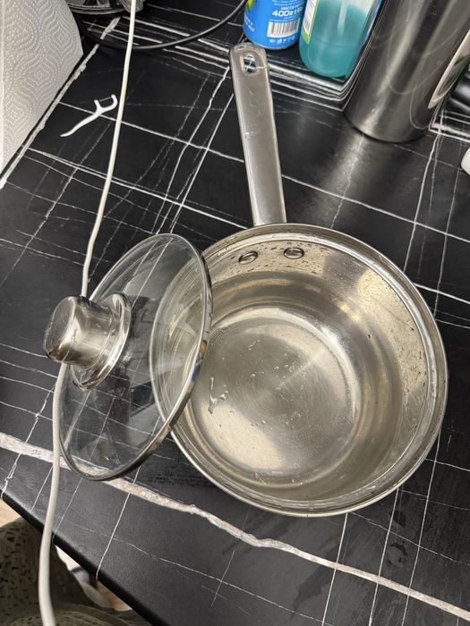 2ta kastrul:,5litrli va 1,5litli .sifatli qalingina kop ishlatilmagan