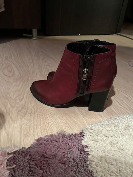 Ghetute cu toc de piele in stare foarte buna