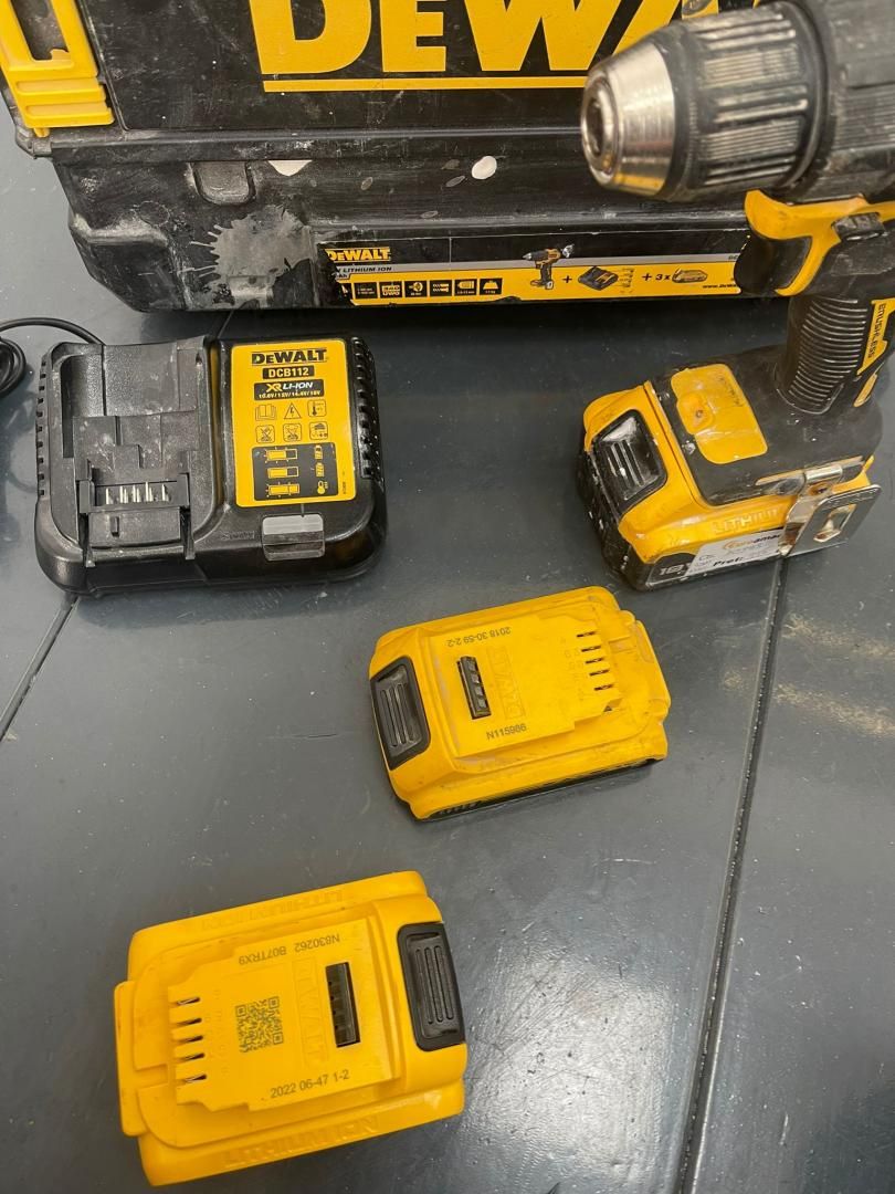 Masina de gaurit si insurubat DEWALT DCD708 -A-