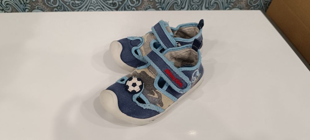 Продам  детские сандали