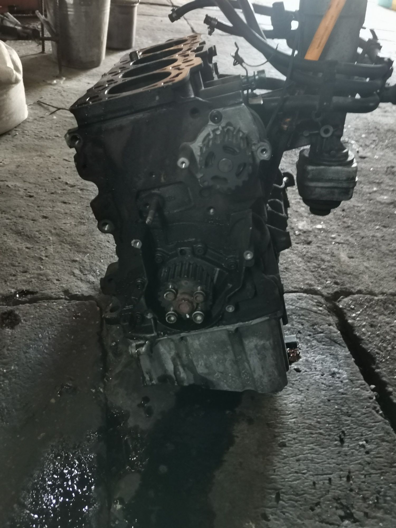 Vând bloc motor Audi A4 B7 cod BRB