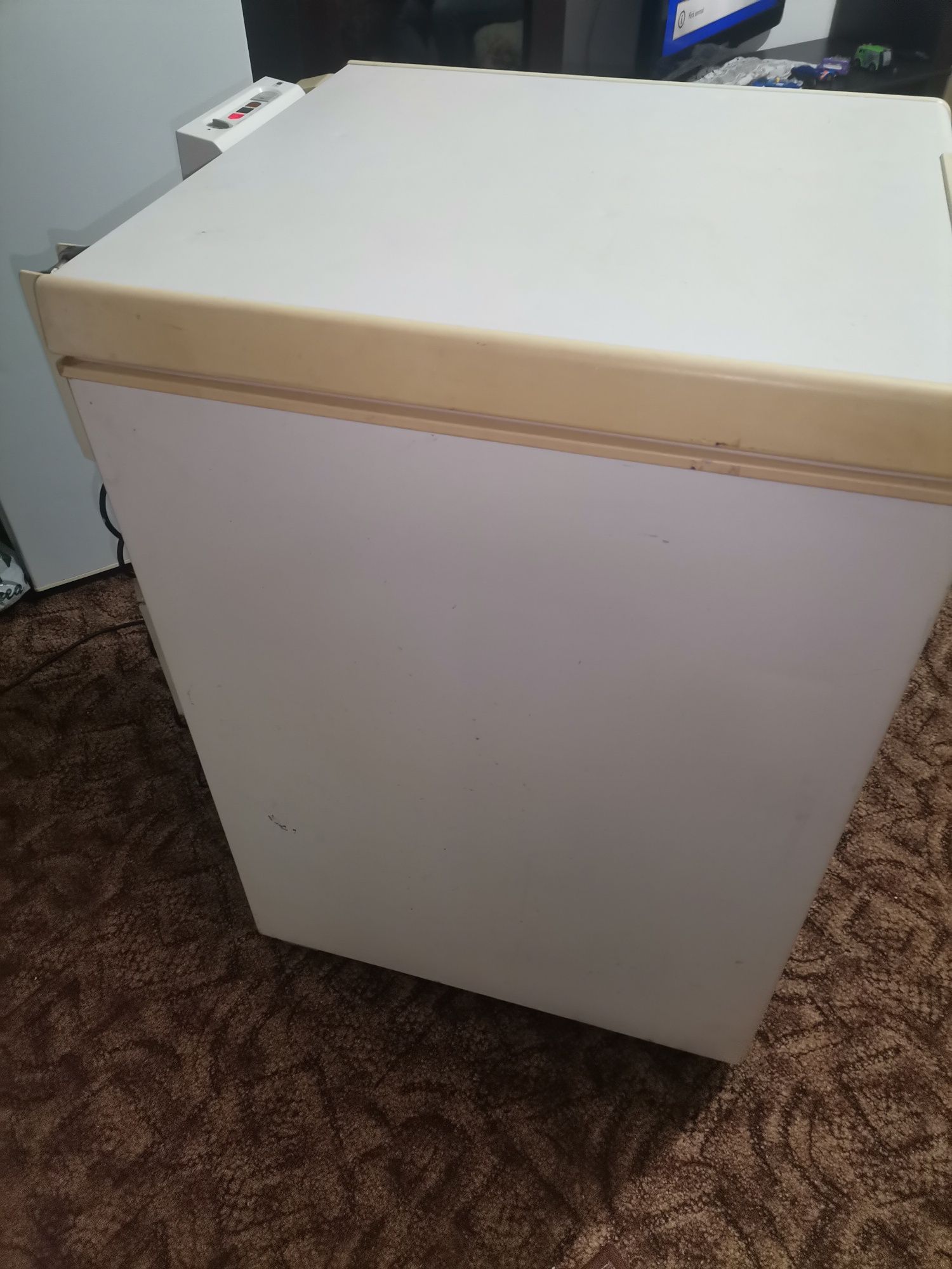 Lada frigorifica whirpool perfect funcțională,îngheață ok
