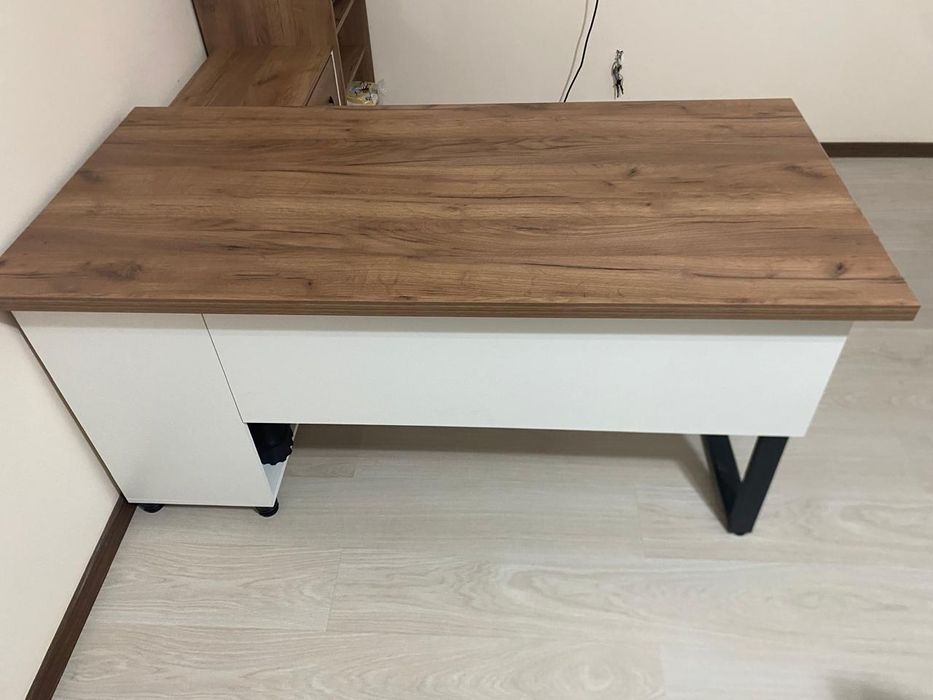 Продается офисный стол