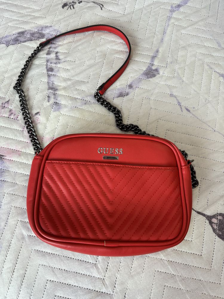 Дамска червена чанта guess