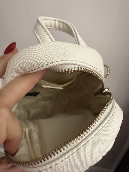 Бяла чанта Guess с златни елементи