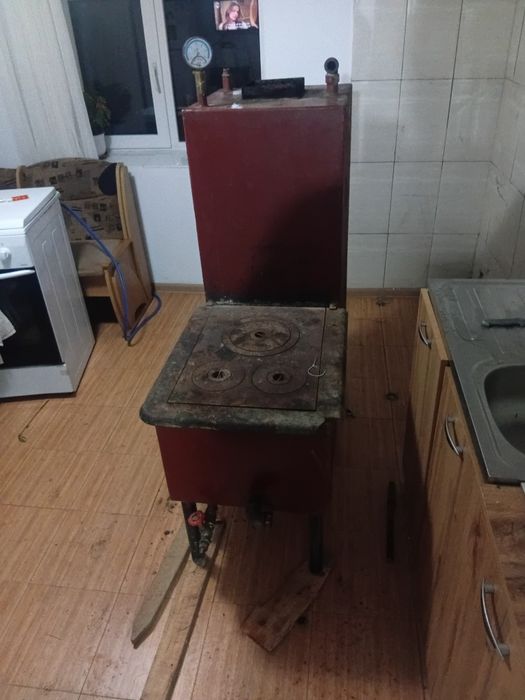 Vand centrala pe lemne cu plita