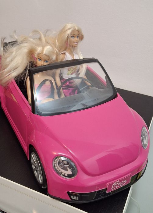 Masina decapotabila roz cu păpuși blonde