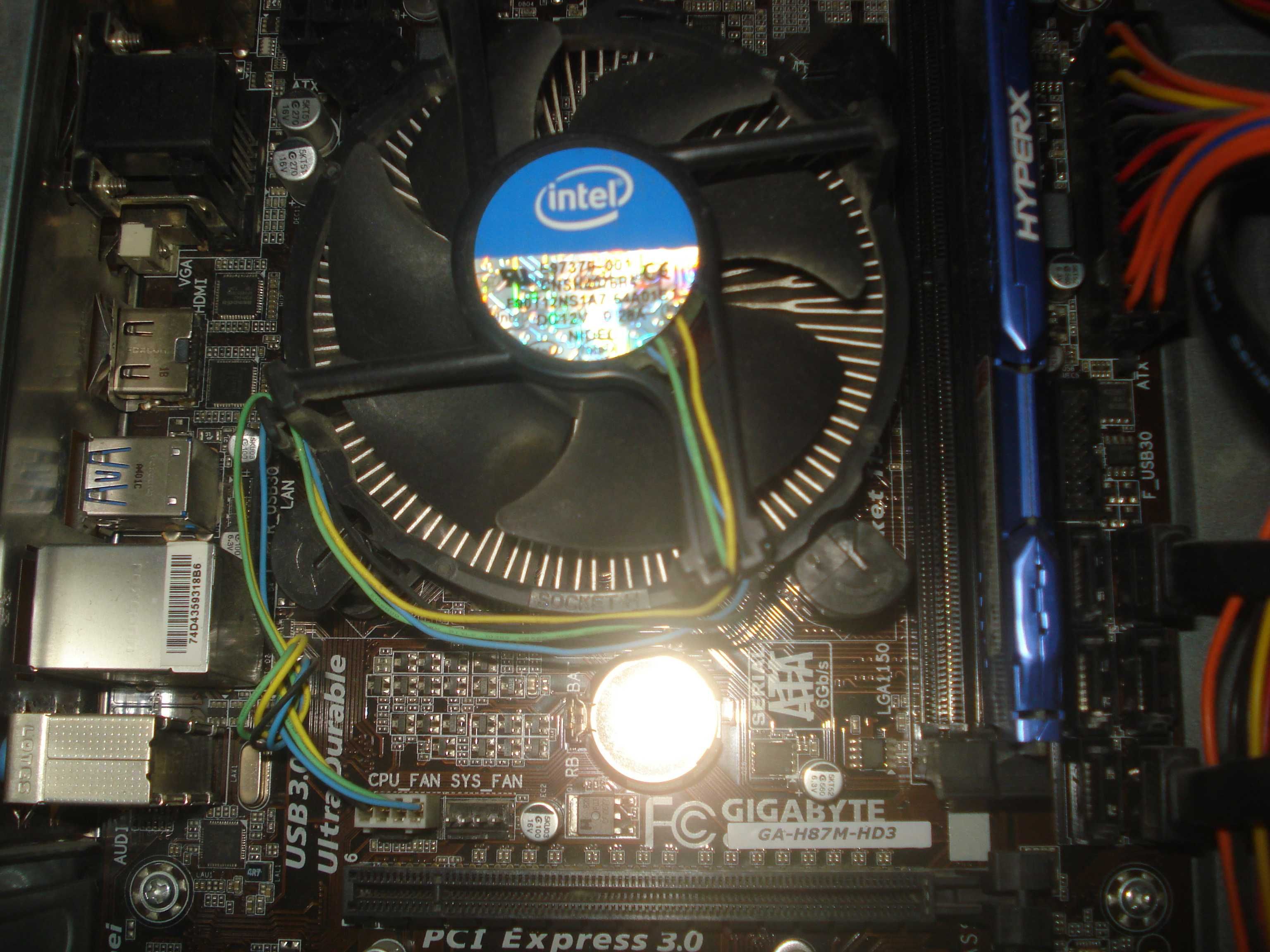 Продавам работещ компютър с процесор Intel Core-i3