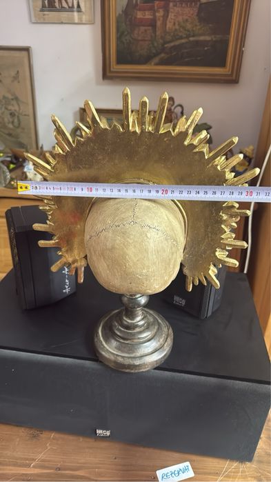 Craniu decorativ sculptata pe stativ cu coroană aurie detaliată