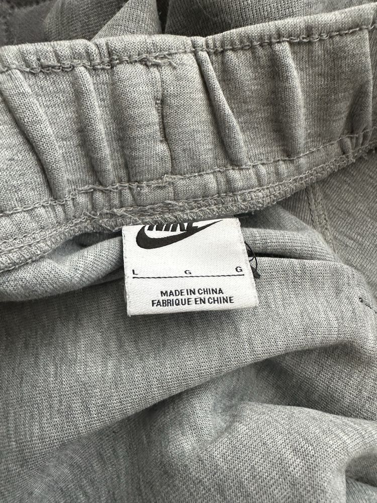 Nike tech fleece shorts ( къси панталони) М