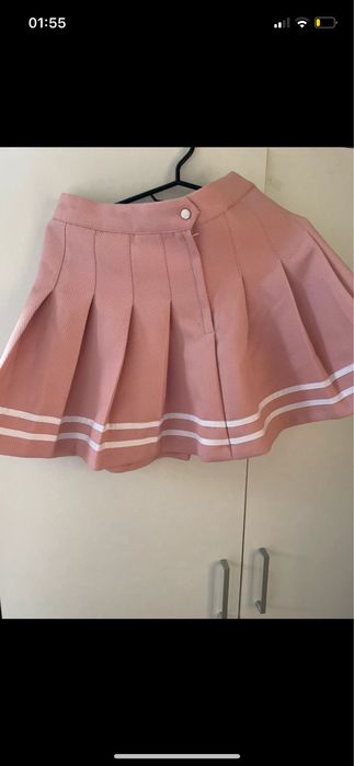 Fusta roz cu dungi albe