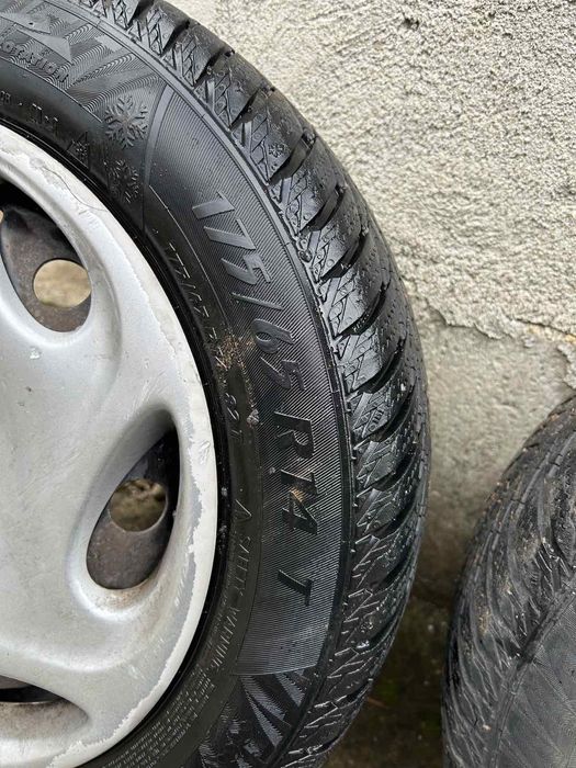 Зимни гуми с тасове 175/65R14 от пежо 206.