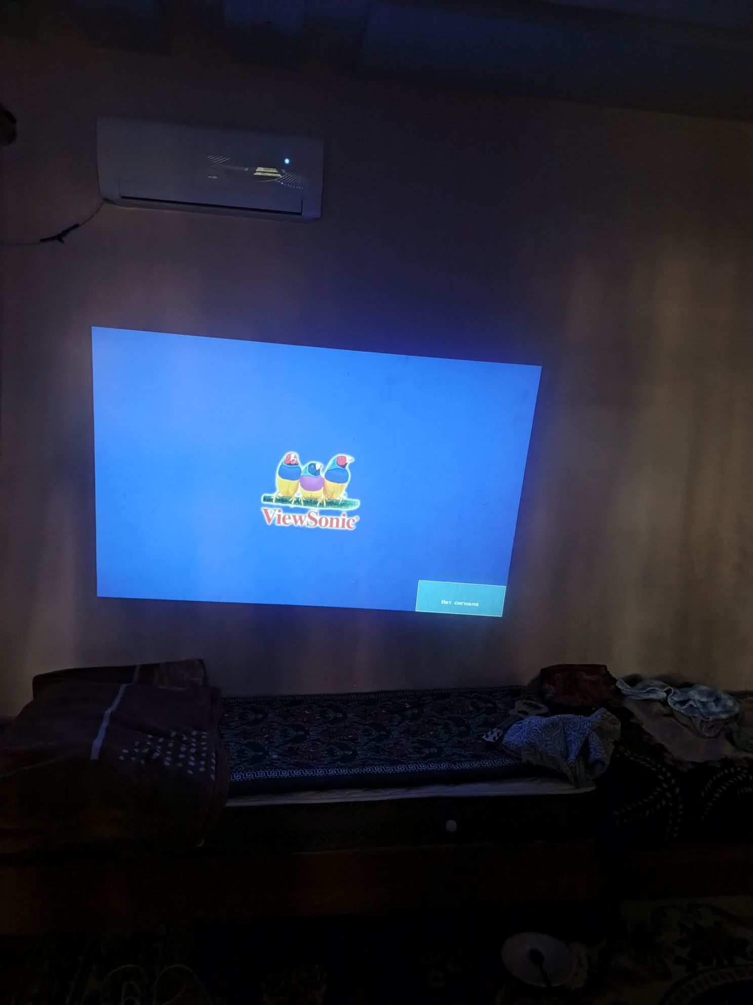 Video proektor ishlaydi