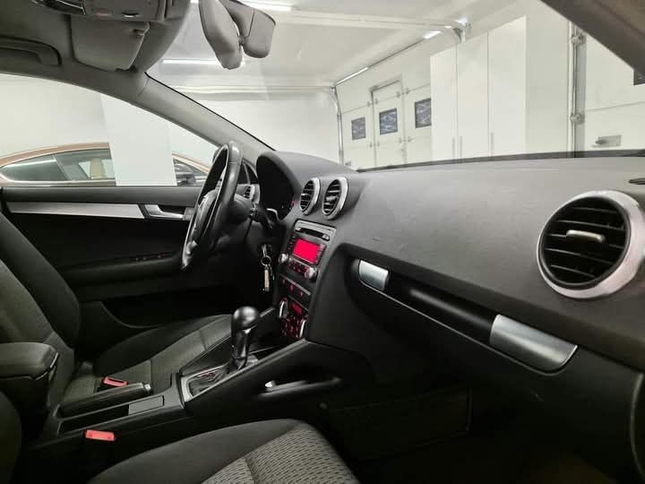 Masina arata foarte bine si merge impecabil pentru mai multe delati