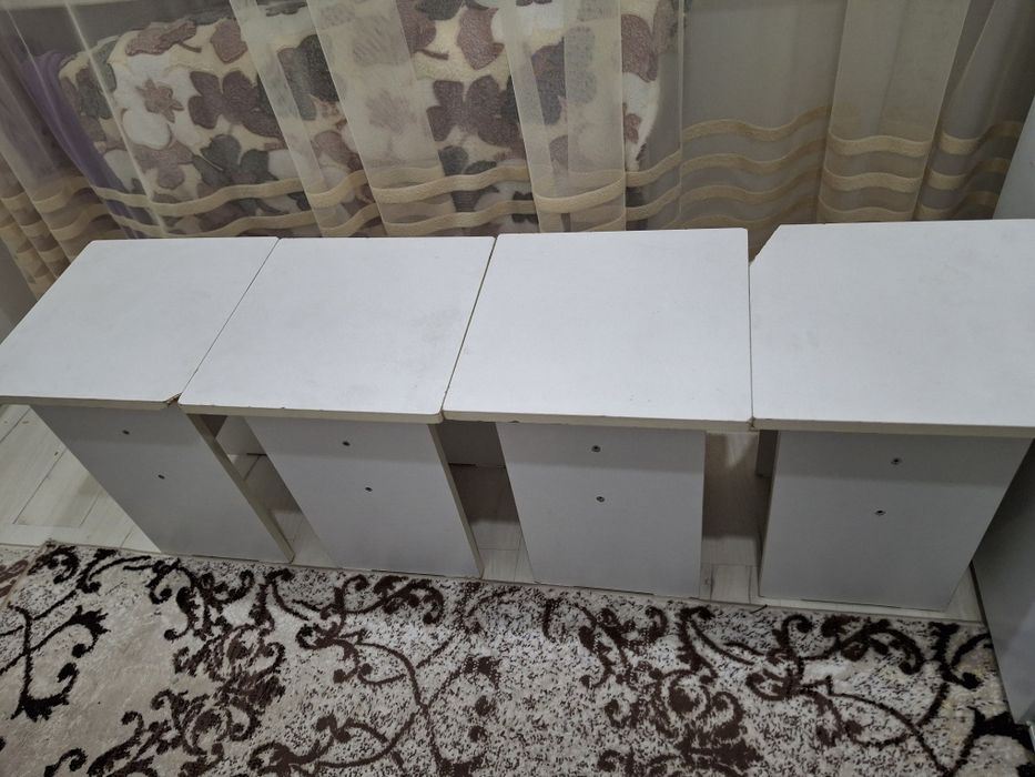 Отдам бесплатно стол обеденный и 4 стула