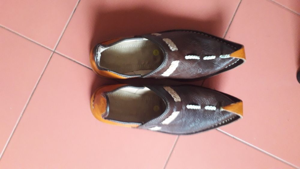 Pantofi indieni.