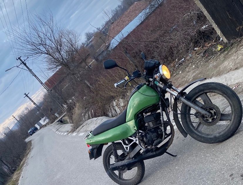 Vând motocicleta