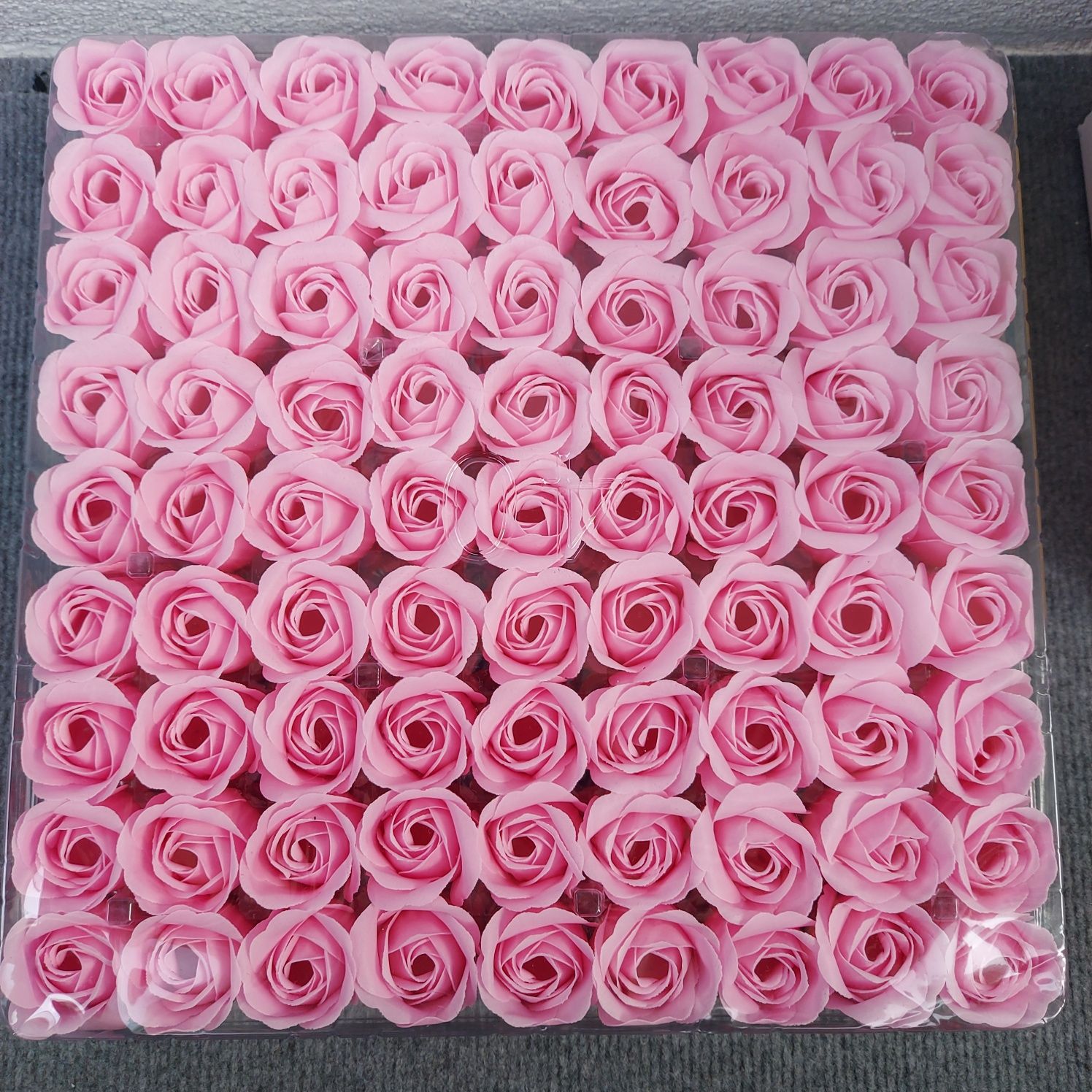 Сапунени рози 81 бр розови,бели,лилави,червени
