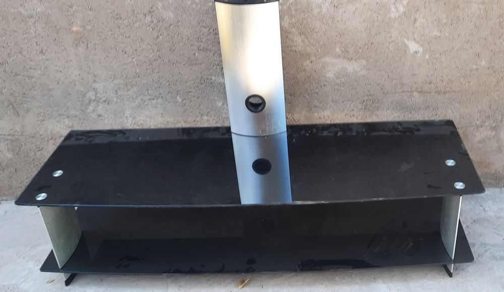 Продам столик под ТВ