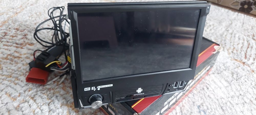 Navigație auto cu ecran retractabil