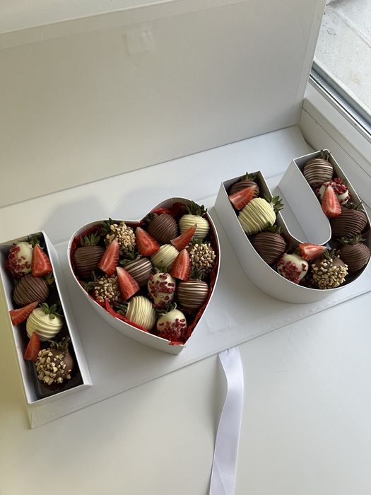 Клубника в шоколаде подарок алматы букет в коробке