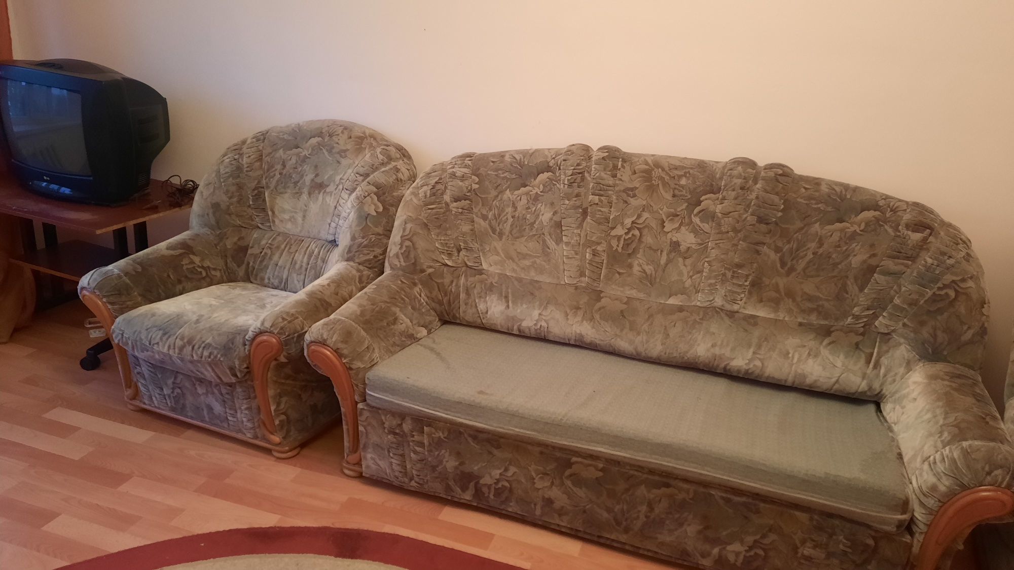 Продам диван и 2 кресла