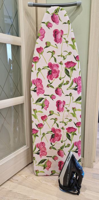 Гладильная доска с утюгом