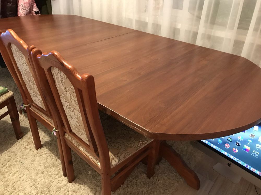 стол из дерева, для гостей