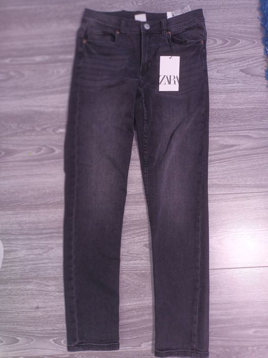 Vând blugi  zara