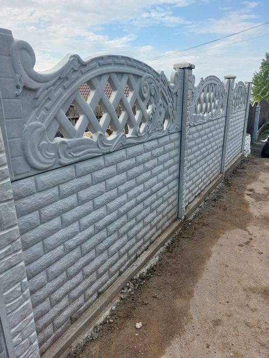 Vând plăci de gard și stâlpi