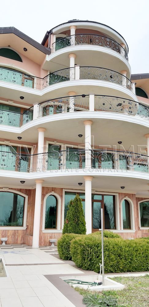 Хотел в Варна, област-к.к. Св.Св. Константин и Елена площ 2000 цена 8