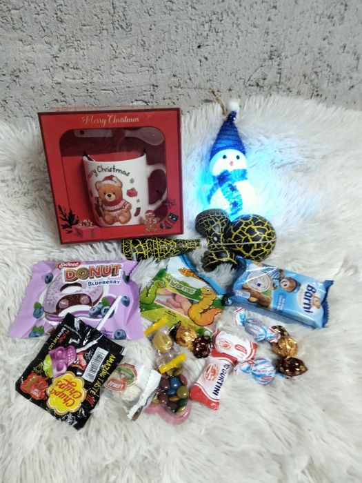 Set cadou

- dulciuri
- cană+ linguriță 
- kendama
- om de zăpadă+ lum