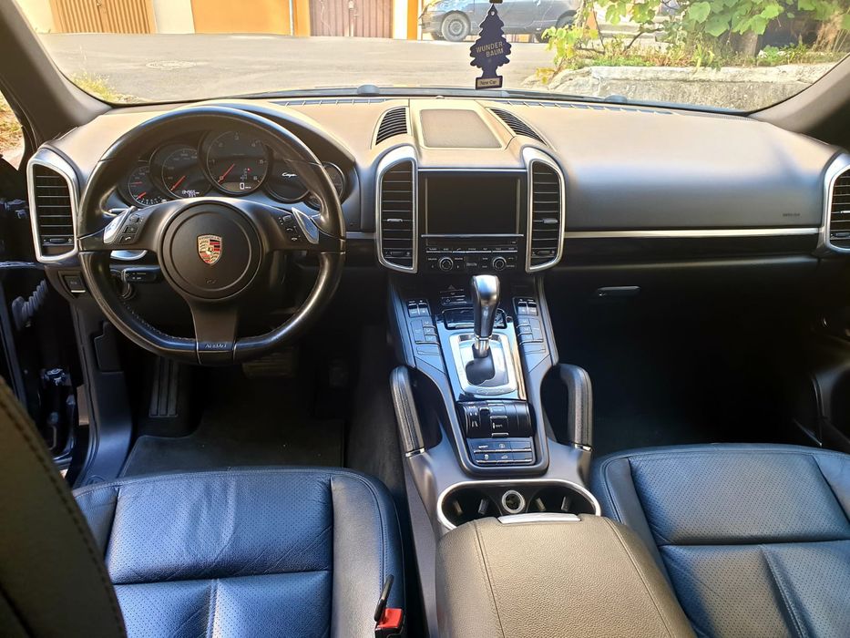 Vând Porsche Cayenne 3.0diesel,jante Turbo GTS

- Jante R20 Turbo GTS