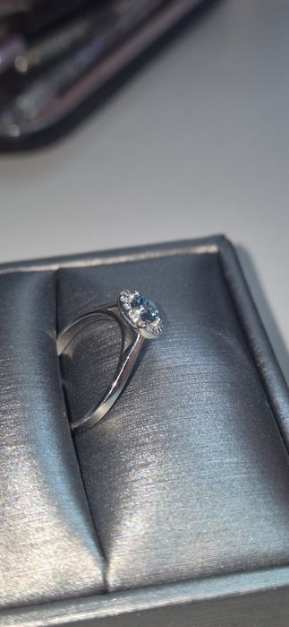 Inel aur alb 14K (2,09 g) cu diamant central 0,30 ct albastru VS, EX-V