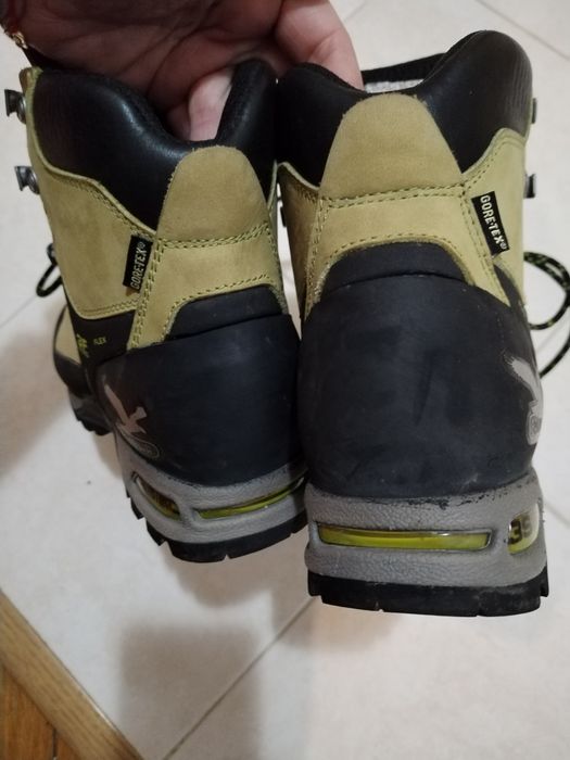 Дамски  туристически обувки Salewa 37.5 номер.