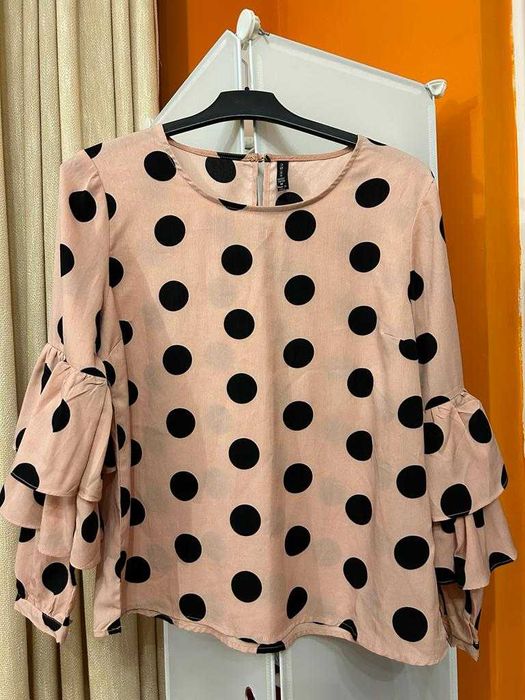 Bluzita chic roz cu buline, masura L