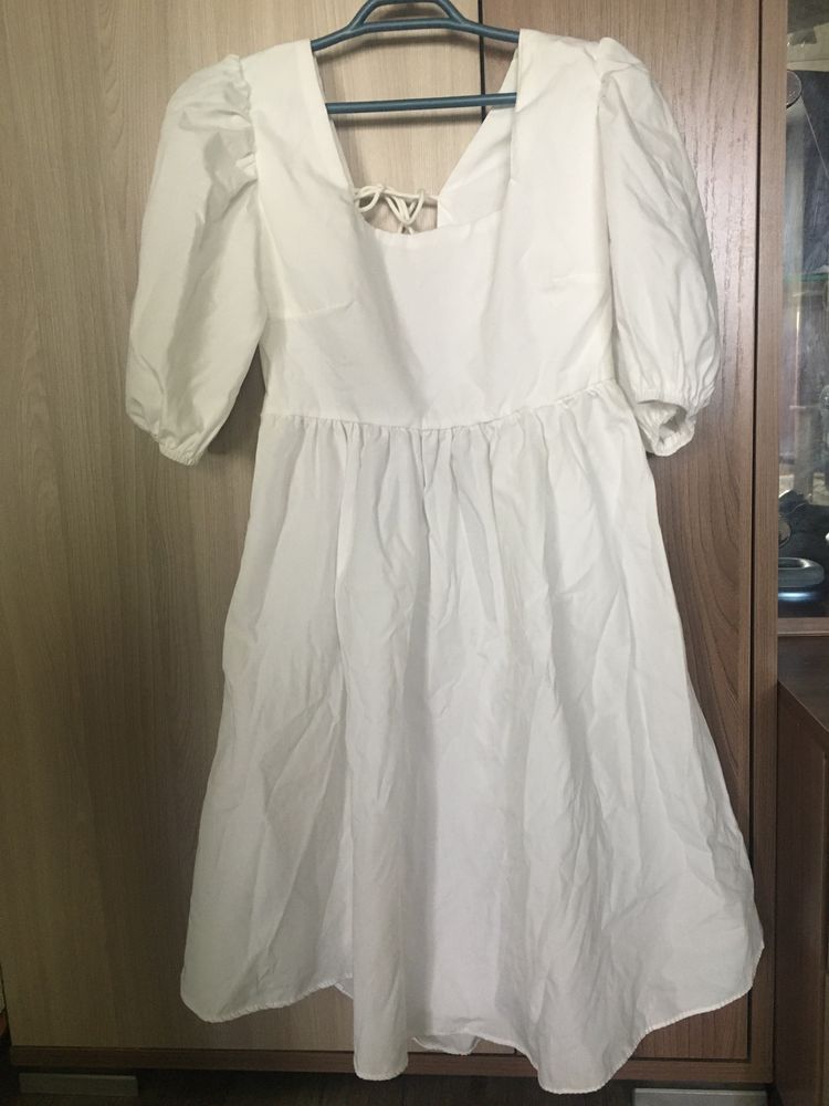 продам два белых платья