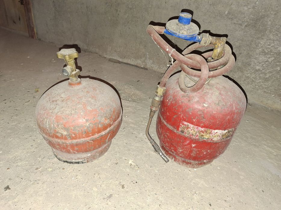 Vând 2 butelii camping aragaz 3kg si 5kg