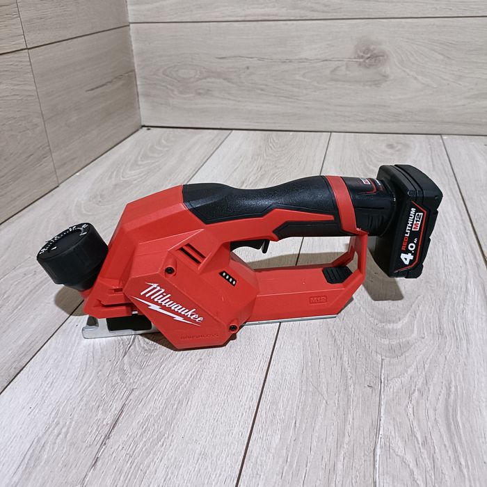 Rindea pe acumulator Milwaukee M12 BLP