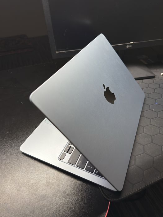 Macbook air M4 16ga 256 yangi 22sikl