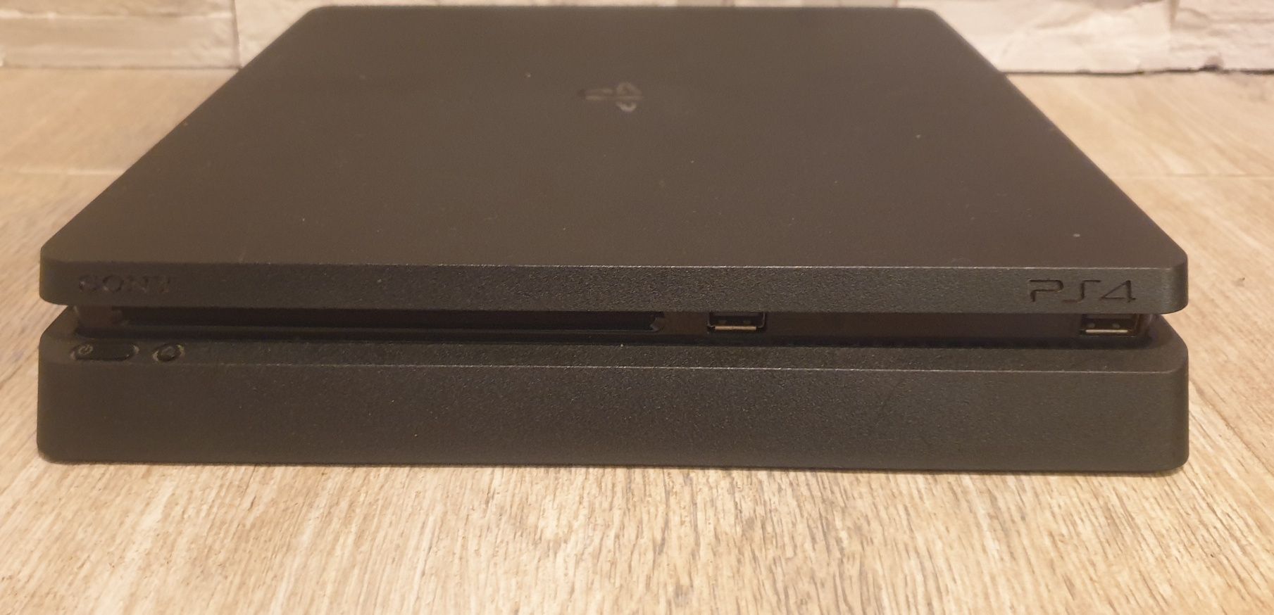 Продавам PlayStation 4 slim  500G