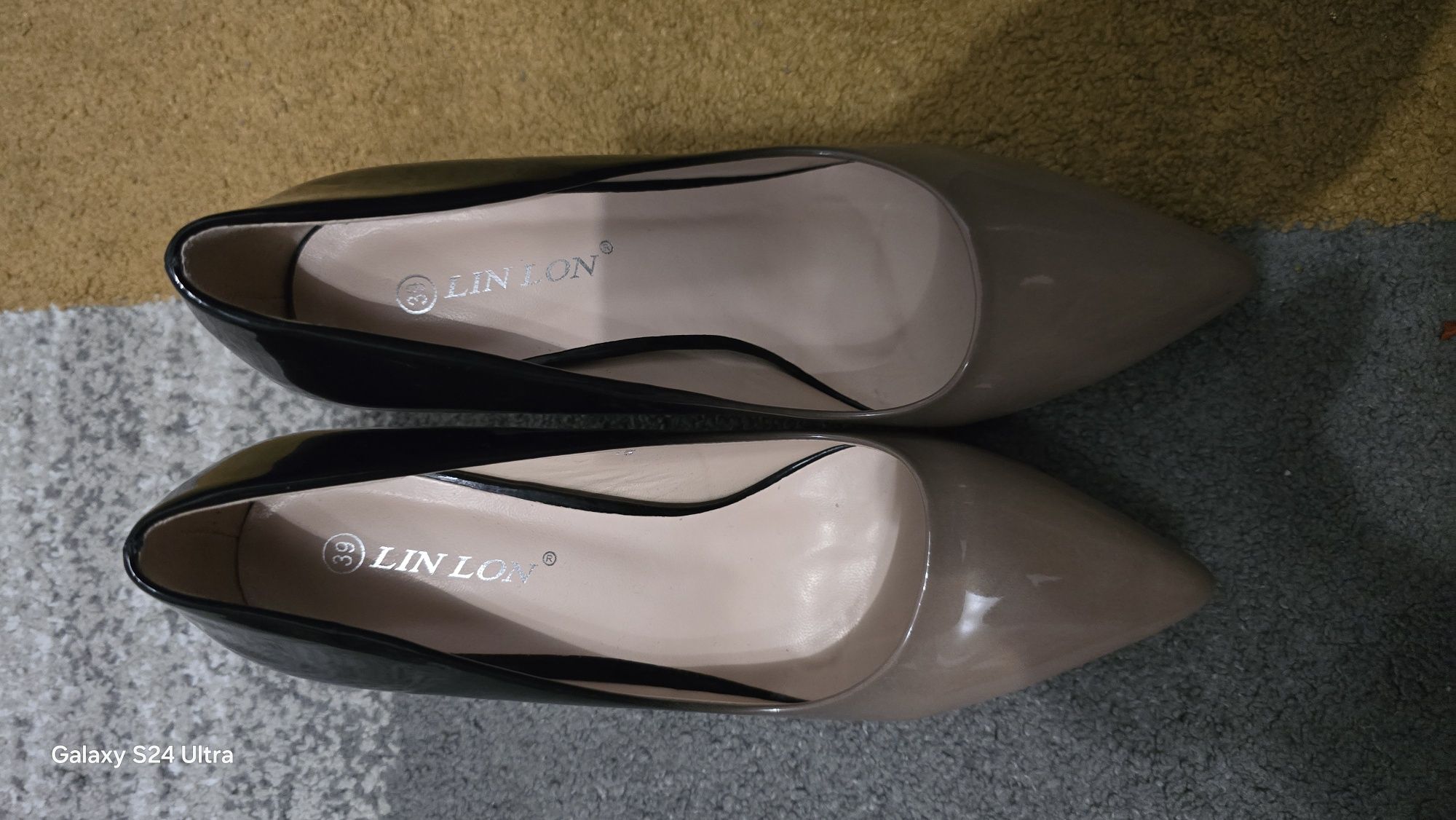 Vand pantofi cu toc dama marime 39
