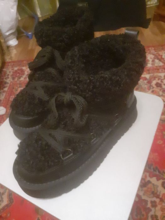 Продам новую обувь,  тёплые, зима, не скользят. Чёрного цвета, 38 рмер