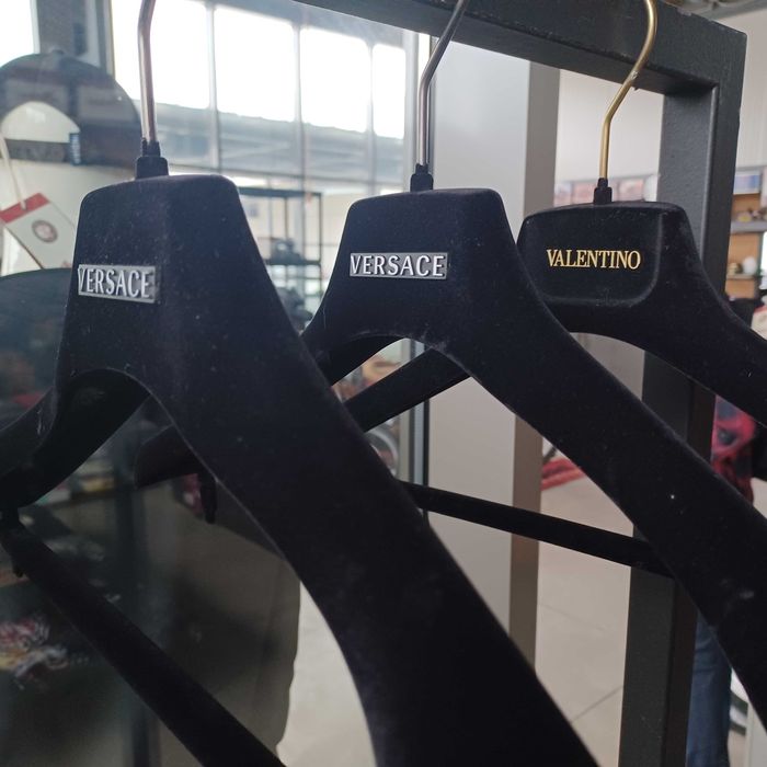 Маркови закачалки за дрехи.