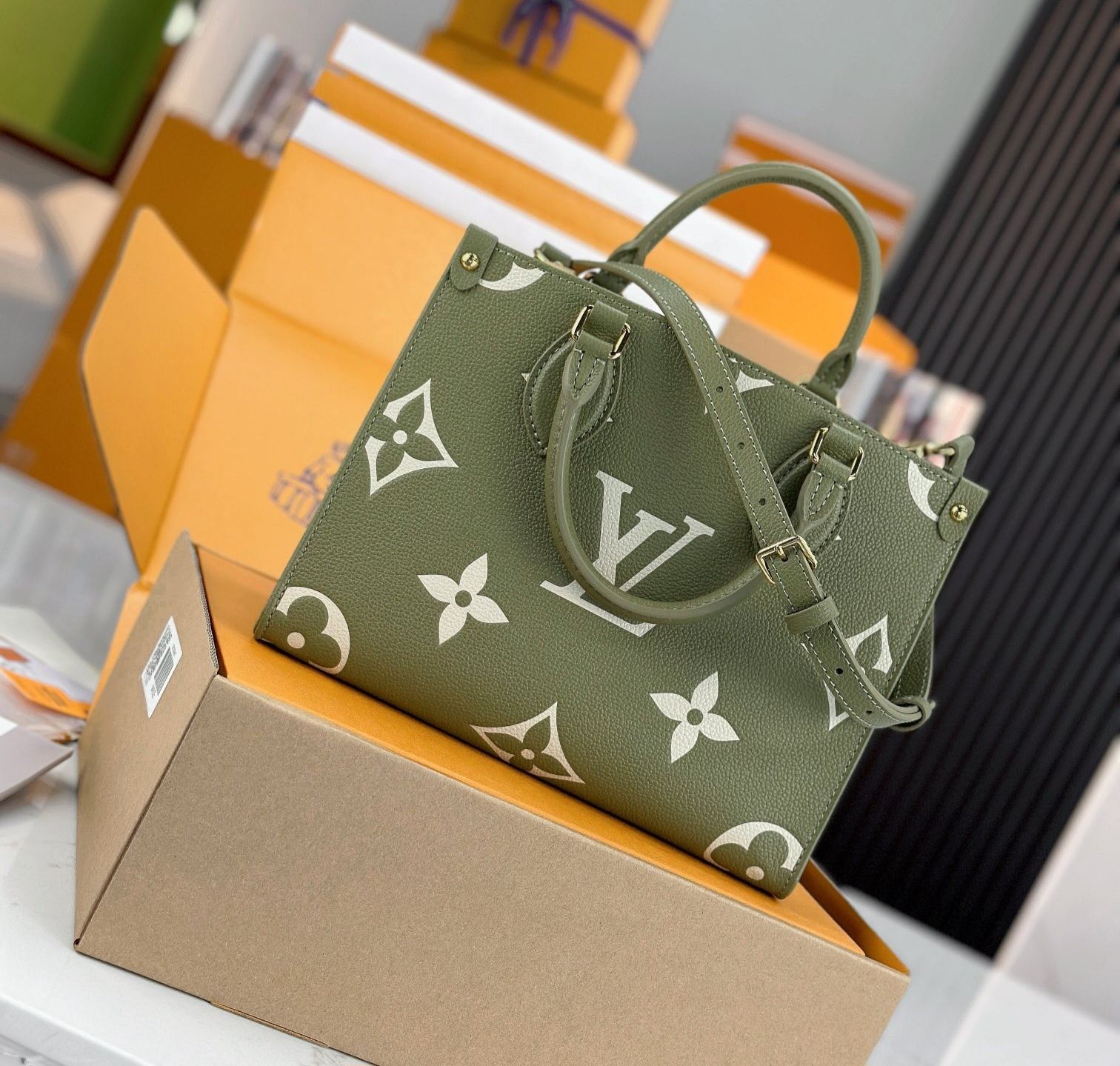 Geanta Louis Vuitton Onthego 26cm verde, tip Premium