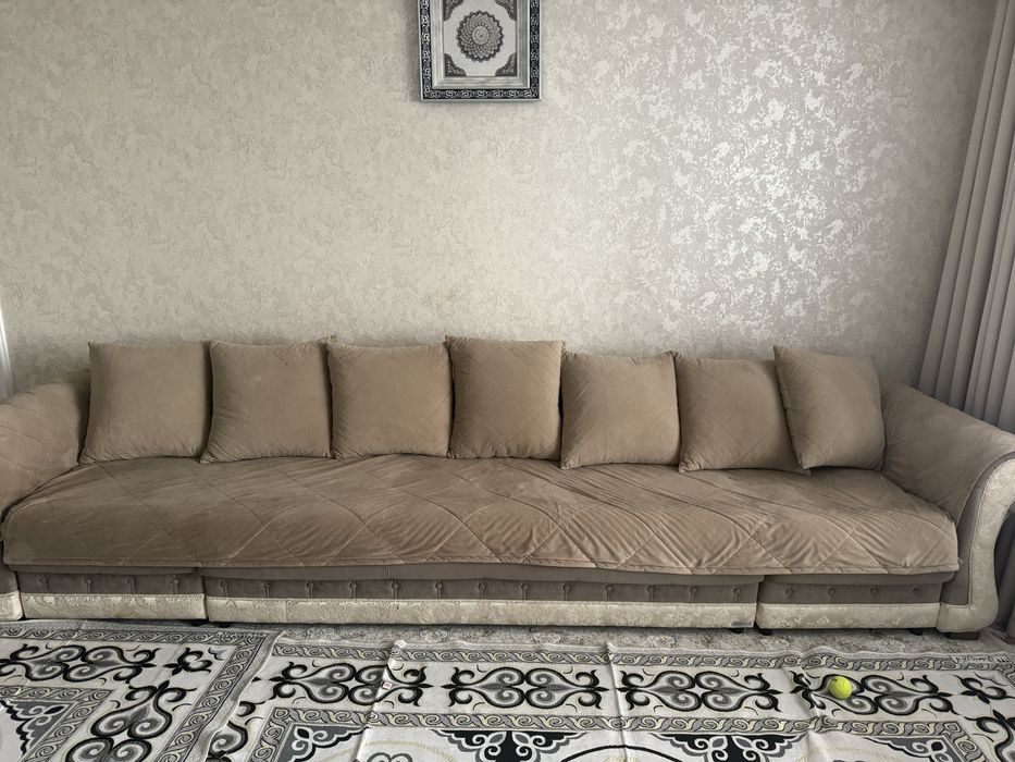 Диван с покрывалом