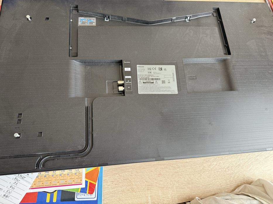 Продавам телевизор Samsung QE32LS03BBUXXH