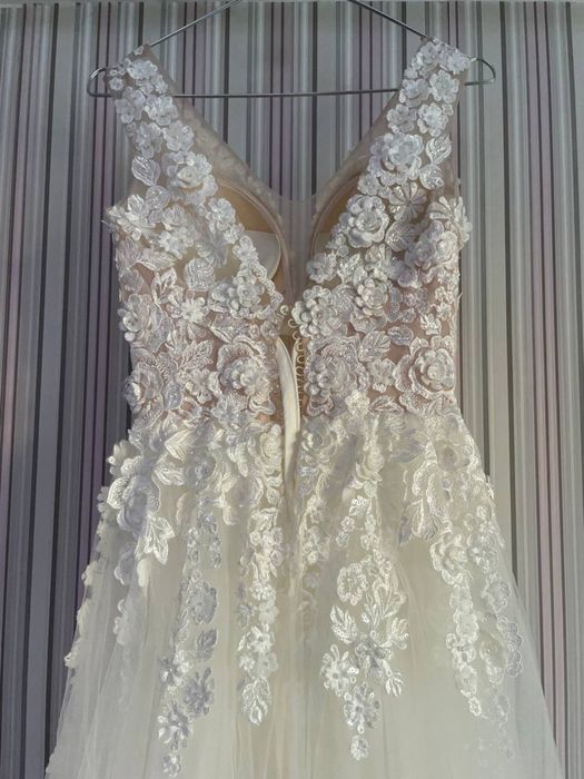 Сватбена рокля (+ ПОДАРЯВАМ кринолин с три обръча)