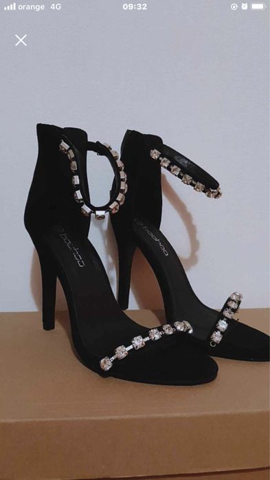 Vând sandale negre elegante