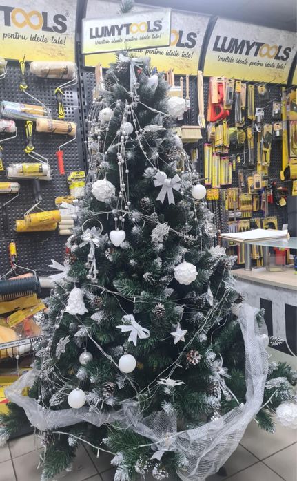 Pom de Craciun artificial cu pietre stralucitoare pe varful ramurilor